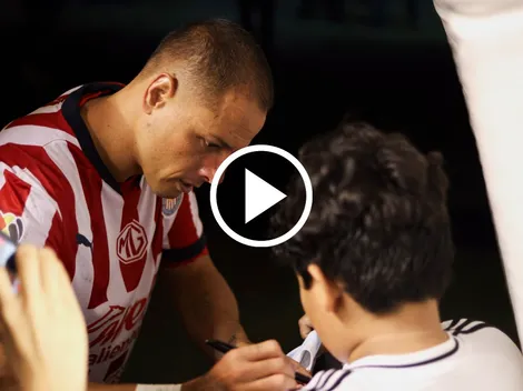 Chicharito y su mejor cara con un pequeño fan de Chivas
