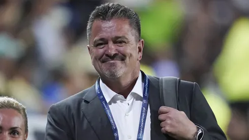 Carlos Hermosillo jugó en Chivas en 2001.