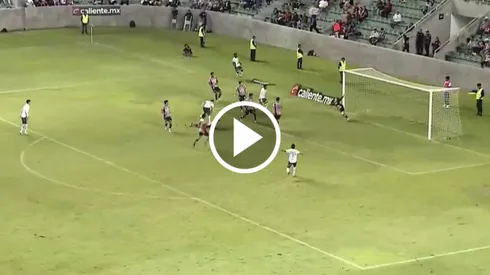 Óscar Whalley salvó la valla de Chivas en el primer tiempo ante León.