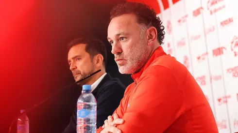 Gabriel Milito recibe el primer golpe de la directiva de Chivas.