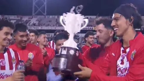 El insólito trofeo que levantó Chivas en la Copa por el Bienestar.