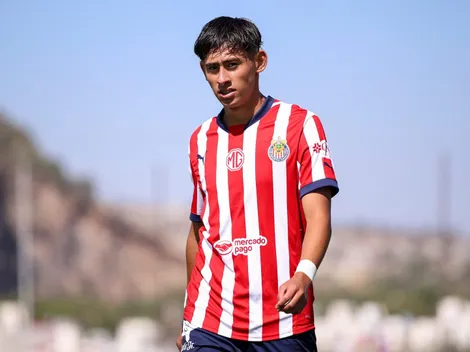 La jugada de crack de Santiago Sandoval que casi termina en un golazo para Chivas