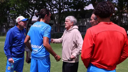 Las dos visitas en la práctica de Chivas.