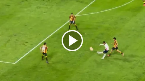 Efraín Álvarez se estrenó con la playera de Chivas.