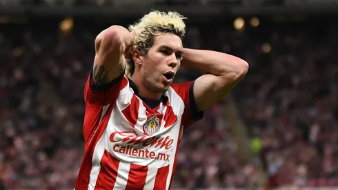 Cowell busca un lugar con Milito en Chivas.