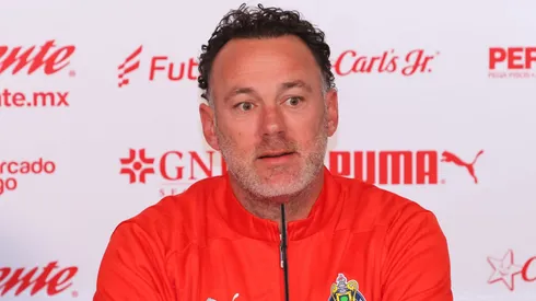 Gabriel Milito debutó el sábado pasado como DT de Chivas.