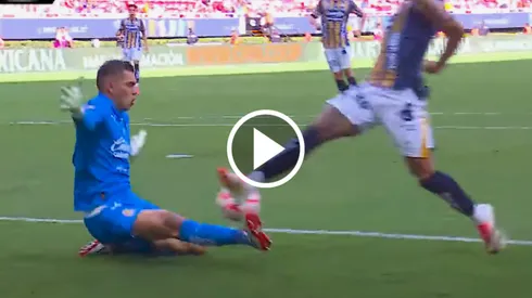 La doble atajada del Tala Rangel que ocasionó el gol de Chivas