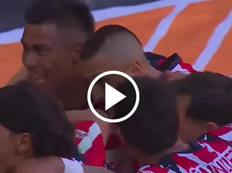 Efraín Álvarez y su festejo al segundo gol de Armando González