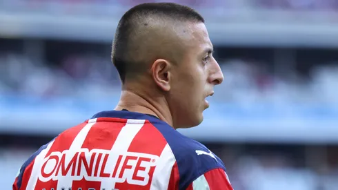 Roberto Alvarado es cuestionado por la afición de Chivas.