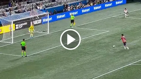 Luis Romo ejecutó su penal de manera particular y lo falló.