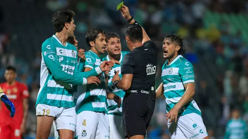 Santos Laguna llega en crisis al duelo frente a Chivas.