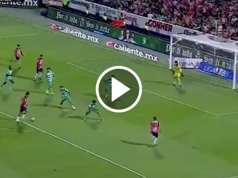 La increíble salvada de Javier Güémez ante remate de Luis Romo