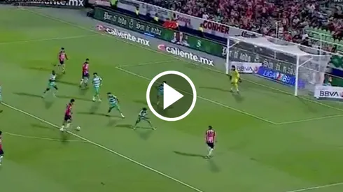 Luis Romo tuvo el empate para Chivas ante Santos Laguna, pero Javier Güémez salvó su portería.