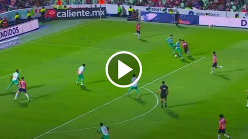 Santiago Sandoval casi anota un golazo ante Santos Laguna.