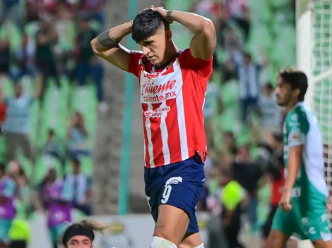 El gesto de Alan Pulido con sus compañeros tras fallar penal contra Santos
