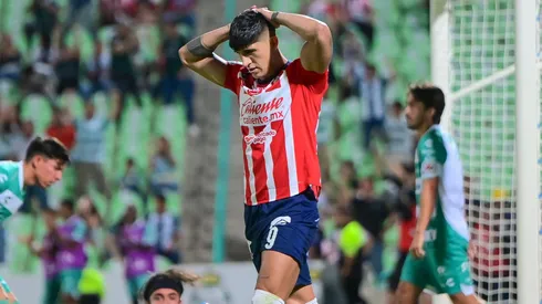 Alan Pulido no pudo empatar el partido de Chivas ante Santos Laguna.
