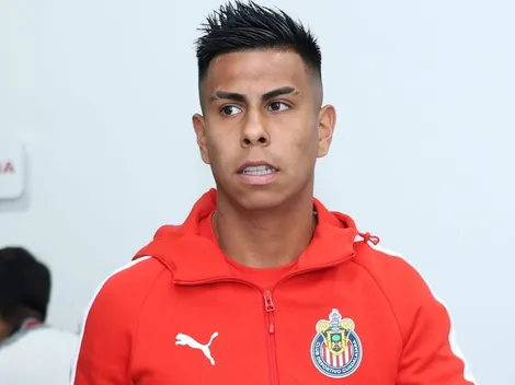 La desgarradora imagen de Efraín Álvarez al escuchar a la afición tras la derrota de Chivas
