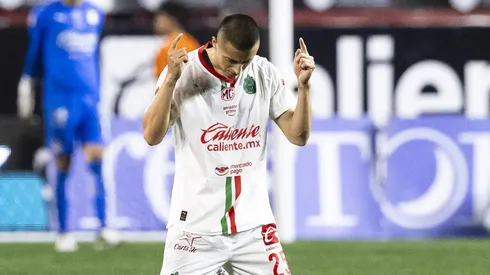 Roberto Alvarado recibió fuerte apoyo de la afición de Chivas.