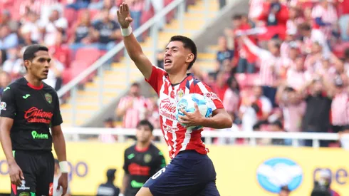 Con 18 años, Santiago Sandoval ya jugó como titular y marcó un gol para el primer equipo de Chivas.
