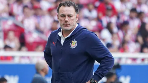 Gabriel Milito continúa como DT en Chivas, pero las dudas ya lo rodean.