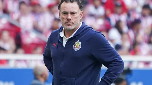 Gabriel Milito dirigiendo un partido de Chivas