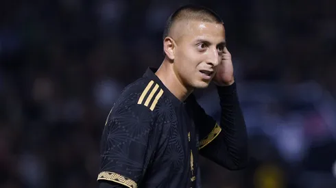 Pese a las críticas, Roberto Alvarado se mantiene como titular en Chivas y la Selección Mexicana.