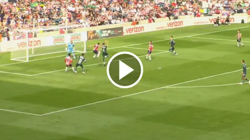 Javier Hernández volvió a fallar un gol y no pasa un buen momento en Chivas.