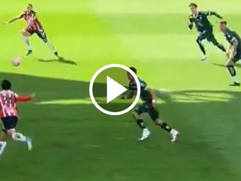 La otra toma que confirma que Chicharito le erró al balón y no se resbaló ante León