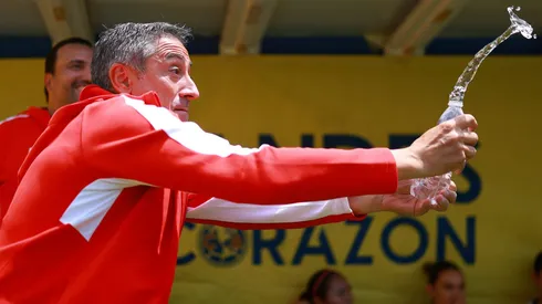 Antonio Contreras celebró el triunfo de su Chivas Femenil en el Clásico Nacional.