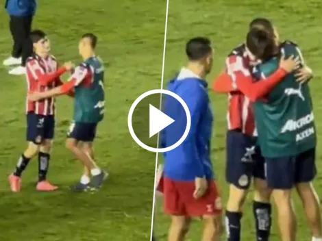 El abrazo de la Hormiga con Chicharito, su ídolo