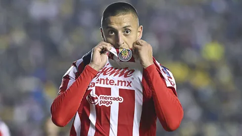 Roberto Alvarado fue importante en el triunfo de Chivas sobre América, pero se retiró lesionado.