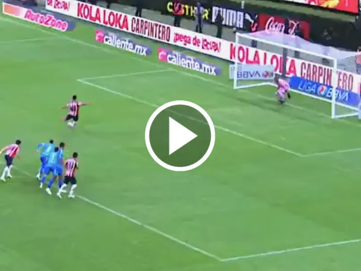 La increíble falla de Efraín Álvarez contra Nahuel Guzmán