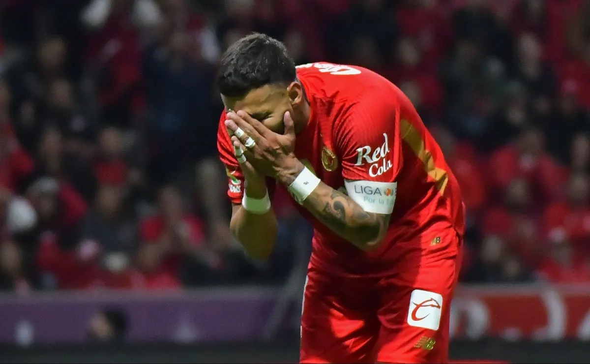 ¡No lo perdonan! Afición de Chivas explotó contra Alexis Vega tras su ...