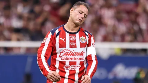 Javier Hernández vuelve a ser baja en Chivas por temas físicos.