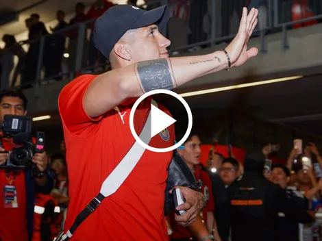 Alan Pulido no juega, pero sí deleita a sus fans