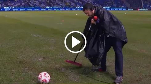Omar Villarreal ayudó a quitar el agua del Estadio Cuauhtémoc.