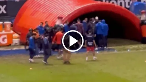 Alejandro Manzo envió al vestidor a los jugadores de Chivas.