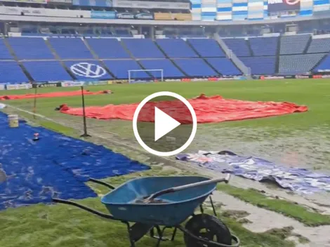 Campo de juego del Estadio Cuauhtémoc luce inundado
