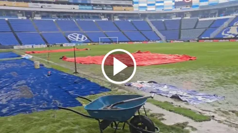 El campo de juego del Estadio Cuahtémoc no se presenta en las mejores condiciones.