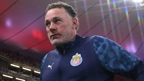 Tres dudas en el equipo de Milito para Chivas vs. Pumas.