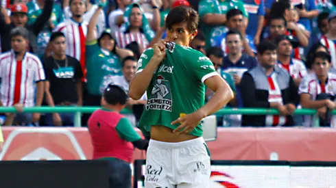 José Juan Macías y la vez que besó el escudo de León ante Chivas.