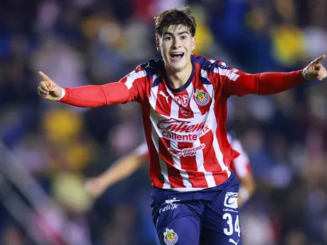 El golazo de cabeza de la 'Hormiga' González que pone a Chivas 1-1 ante Pumas