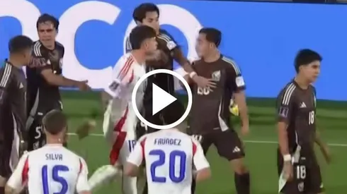 Así separó Diego Ochoa a Hugo Camberos de la pelea con la Selección de Chile.