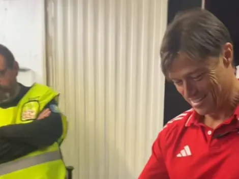 Matías Almeyda sonríe al recibir regalo sorpresa de Chivas