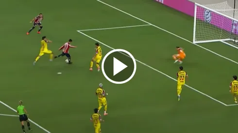 El error de Efraín Álvarez que impidió un gol de Chivas