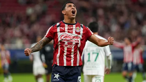 Bryan González levanta la mano para la Selección Mexicana.