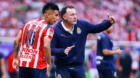 El acalorado regaño de Milito a Efraín Álvarez