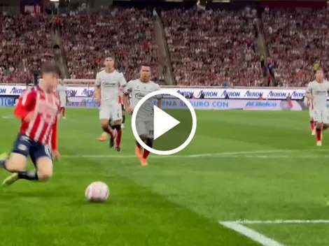 La otra toma del golazo de la Hormiga en la goleada de Chivas ante Atlas