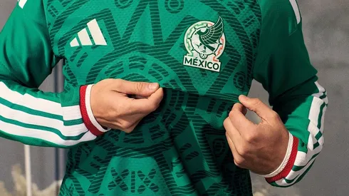 Jugador de Chivas con nueva playera de Chivas.
