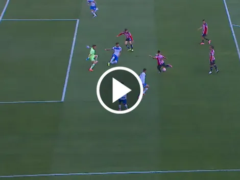 El golazo de Efraín Álvarez tras aprovechar error del Monterrey